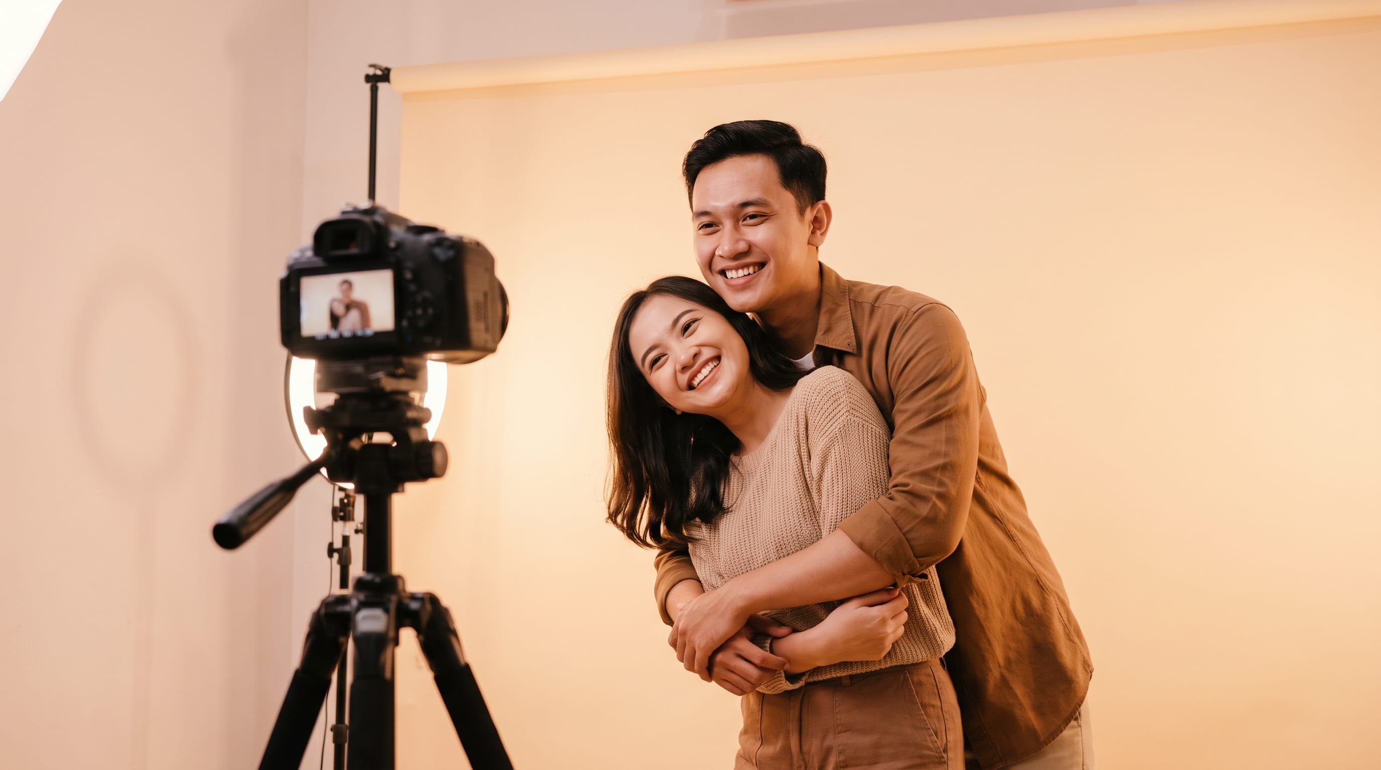 Pasangan tersenyum memegang remote shutter