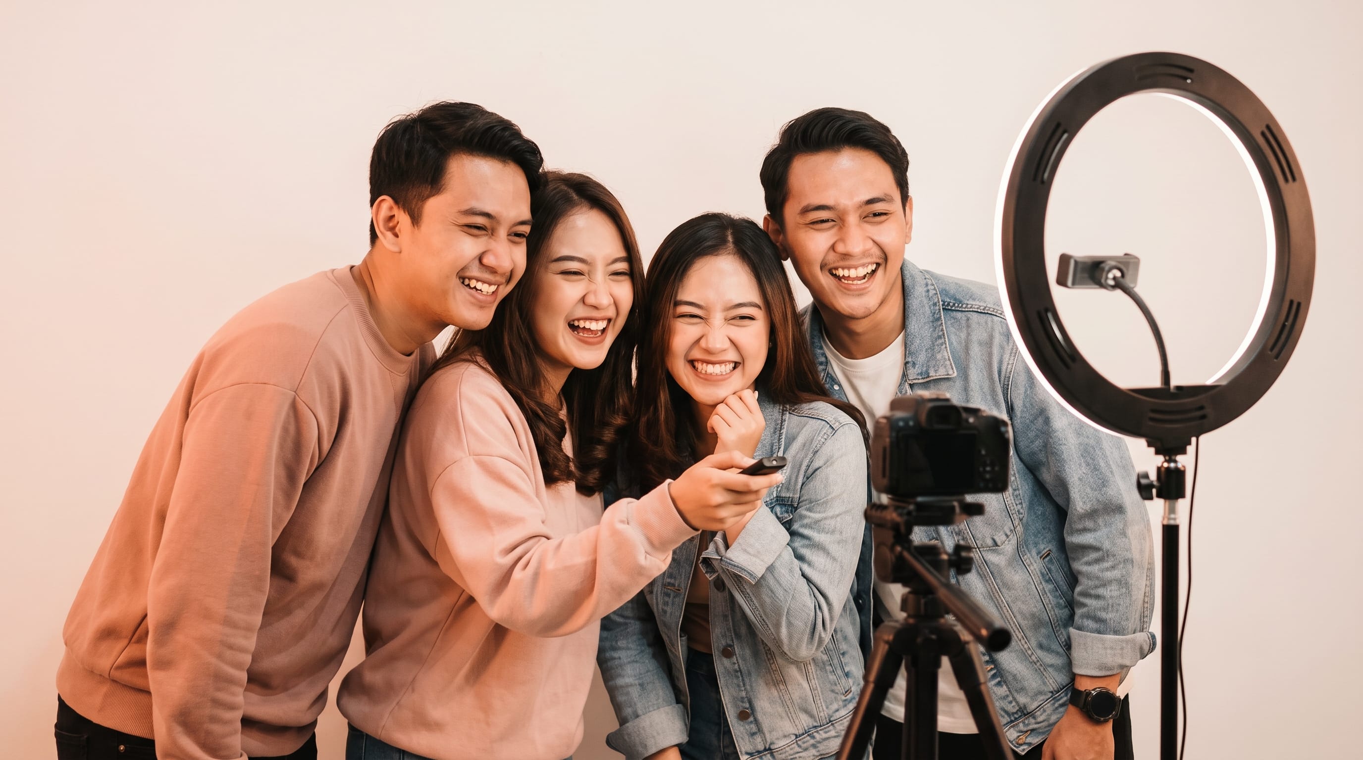 Kelompok sahabat berlima melompat ceria